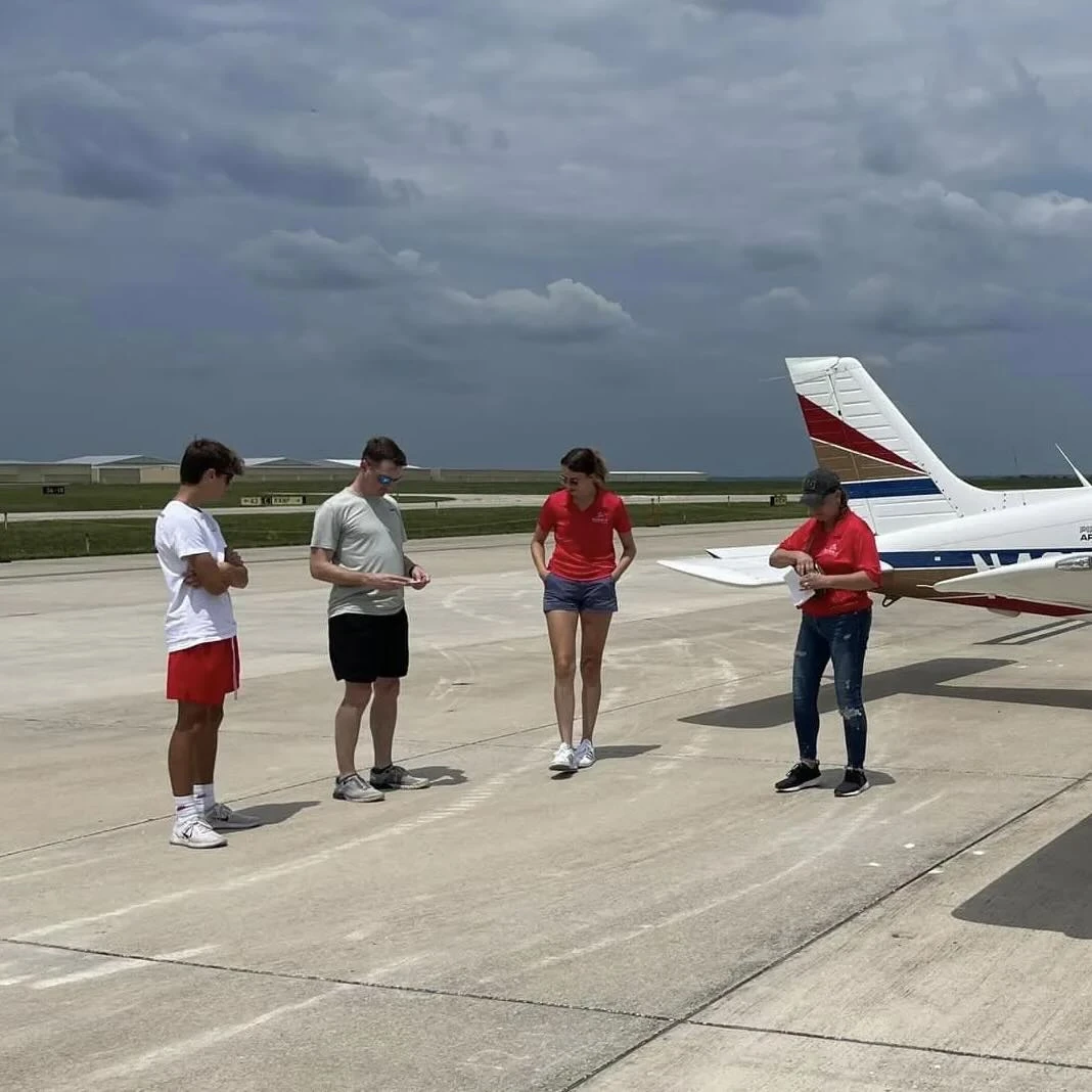 summit-flight-academy-lees-summit-kansas-city-missoury-pilot-training-flight-students-on-the-runway-pre-flight-checks