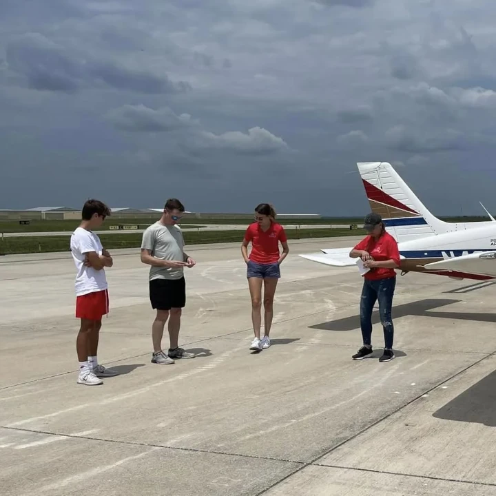 summit-flight-academy-missoury-group-of-pilot-students-on-runway-pre-flight-checks